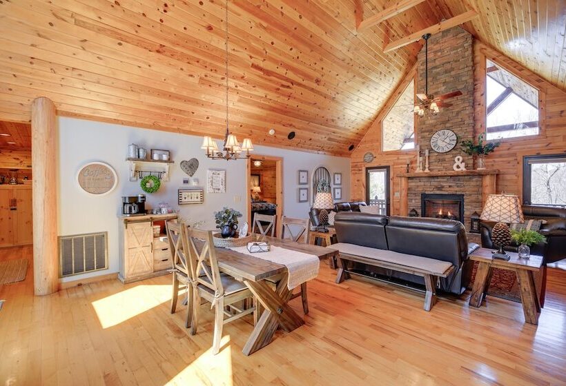 Deck, Gas Grill + Mtn Views: Sparta Cabin Stay!