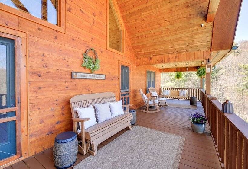 Deck, Gas Grill + Mtn Views: Sparta Cabin Stay!