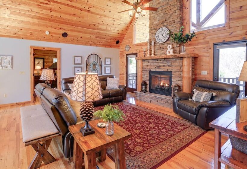 Deck, Gas Grill + Mtn Views: Sparta Cabin Stay!