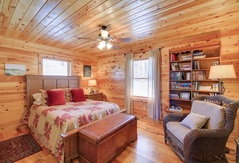 Deck, Gas Grill + Mtn Views: Sparta Cabin Stay!