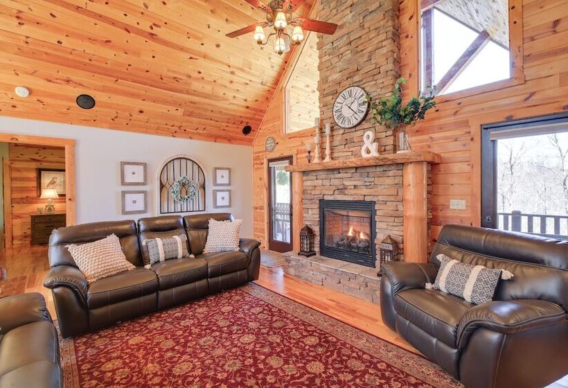 Deck, Gas Grill + Mtn Views: Sparta Cabin Stay!