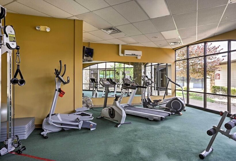 Branson West Cabin W/ Pool Access & Golfing