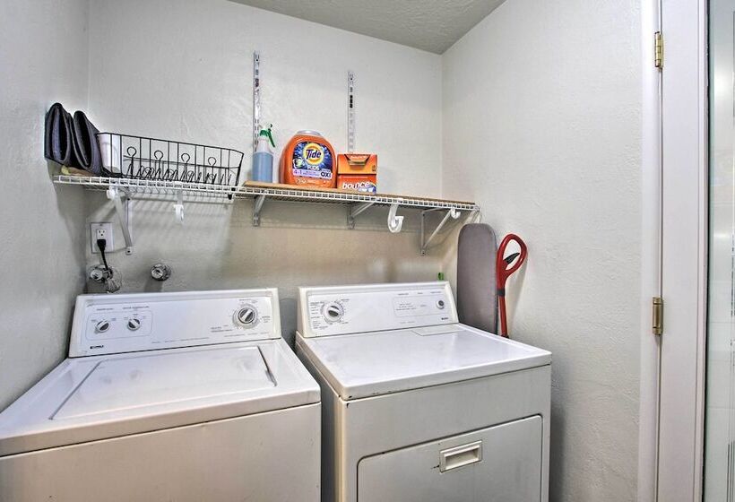 Hot Tub & Theater Room: Tropical Springfield Home