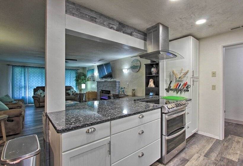 Hot Tub & Theater Room: Tropical Springfield Home