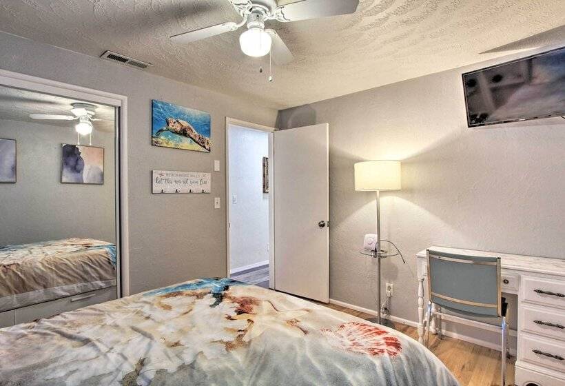 Hot Tub & Theater Room: Tropical Springfield Home