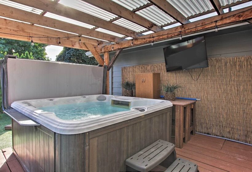 Hot Tub & Theater Room: Tropical Springfield Home