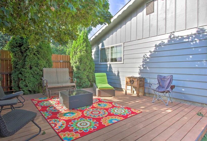 Hot Tub & Theater Room: Tropical Springfield Home