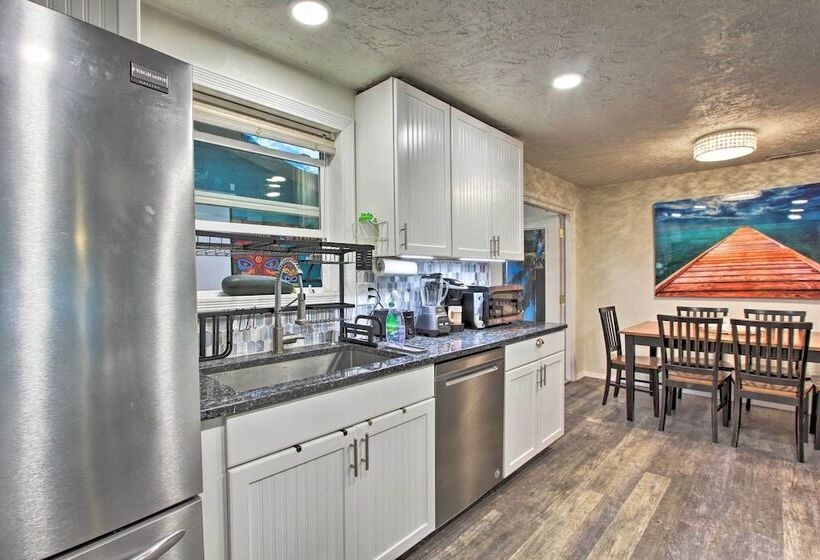 Hot Tub & Theater Room: Tropical Springfield Home