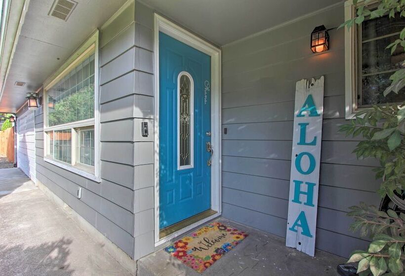 Hot Tub & Theater Room: Tropical Springfield Home