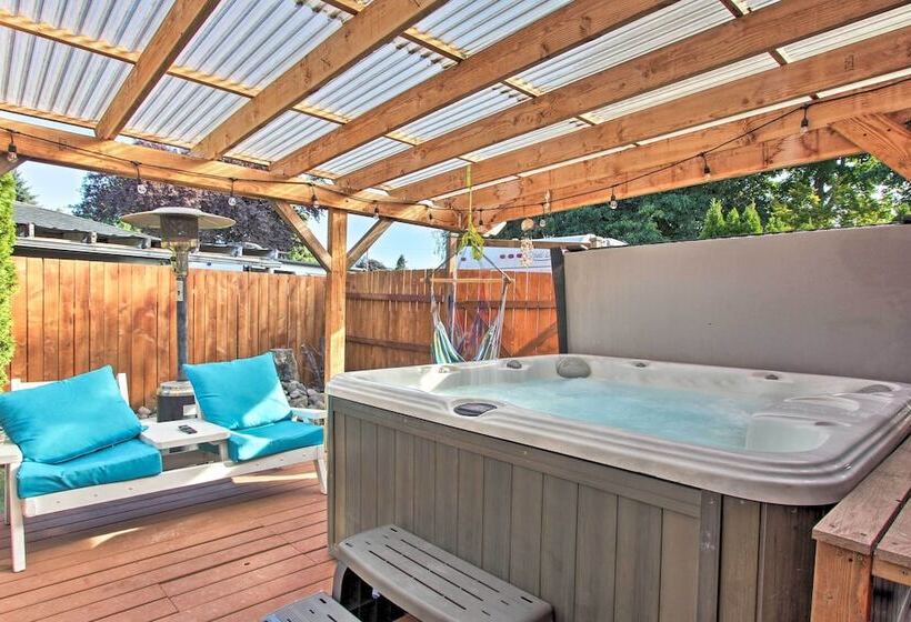 Hot Tub & Theater Room: Tropical Springfield Home