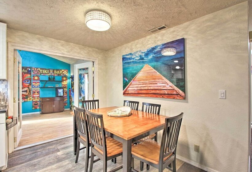 Hot Tub & Theater Room: Tropical Springfield Home