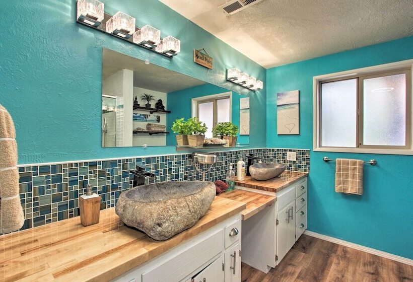 Hot Tub & Theater Room: Tropical Springfield Home