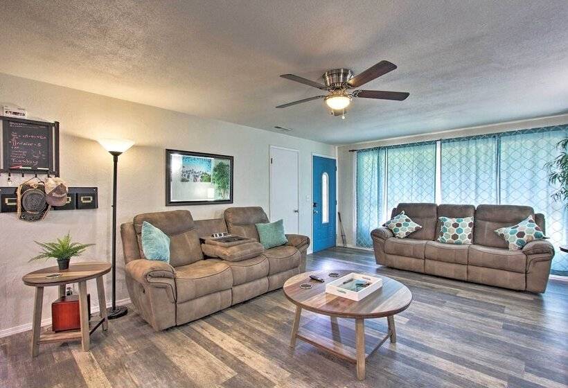 Hot Tub & Theater Room: Tropical Springfield Home