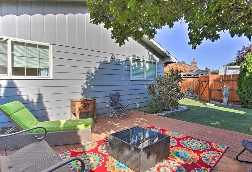 Hot Tub & Theater Room: Tropical Springfield Home