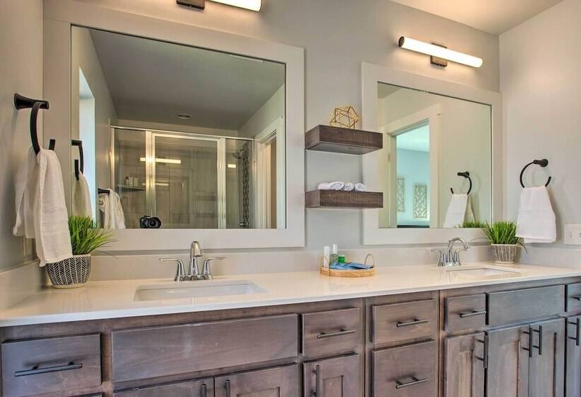 Stylish Okc Farmhouse W/ Garden   Close To Ou