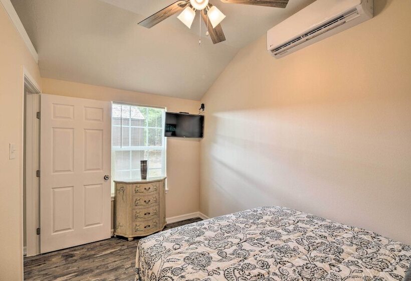 Stylish Woodville Cabin: Fishing Dock Access!