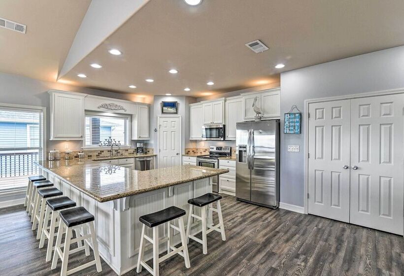 Steps To Shore: Crystal Beach Retreat W/ Deck!