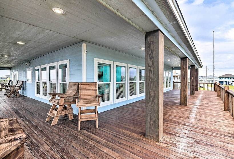 Steps To Shore: Crystal Beach Retreat W/ Deck!