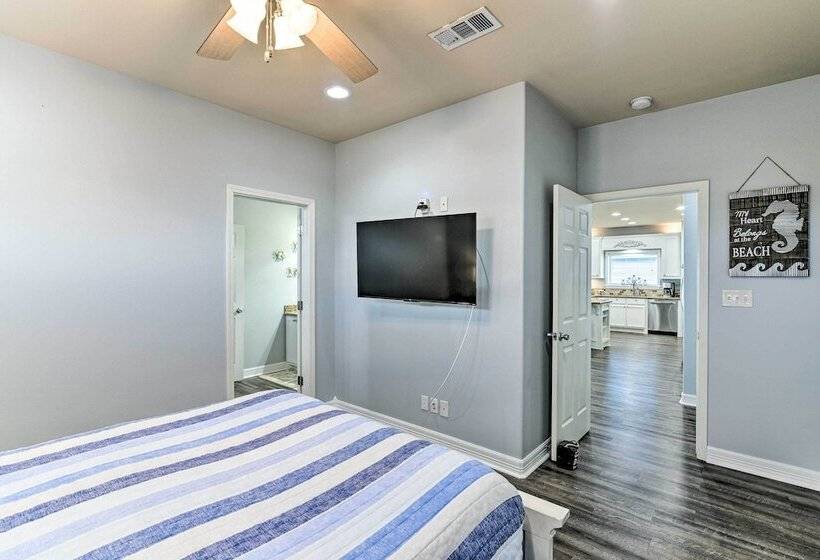 Steps To Shore: Crystal Beach Retreat W/ Deck!