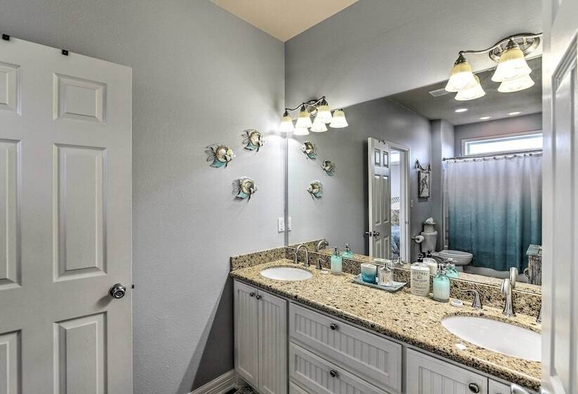 Steps To Shore: Crystal Beach Retreat W/ Deck!