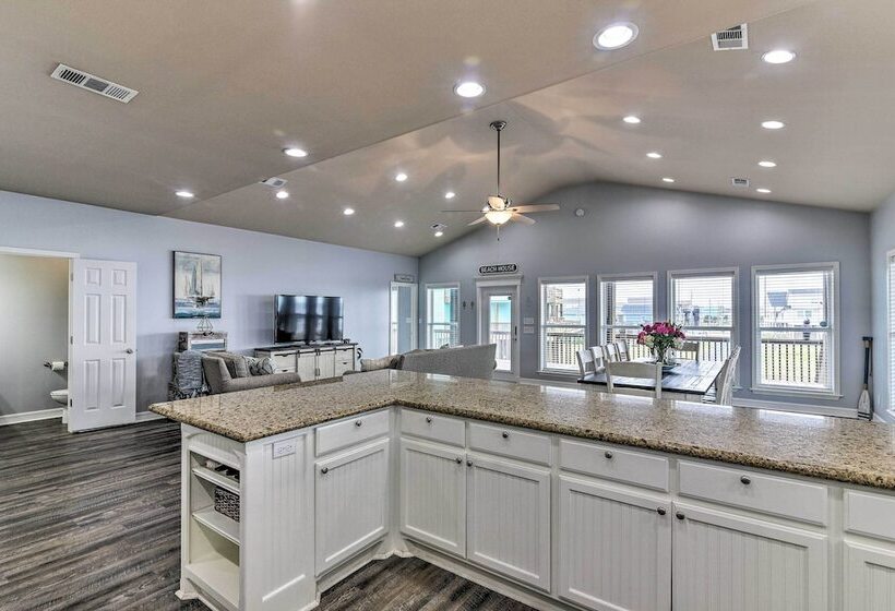 Steps To Shore: Crystal Beach Retreat W/ Deck!