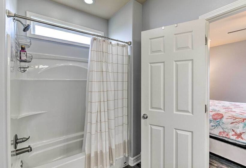 Steps To Shore: Crystal Beach Retreat W/ Deck!