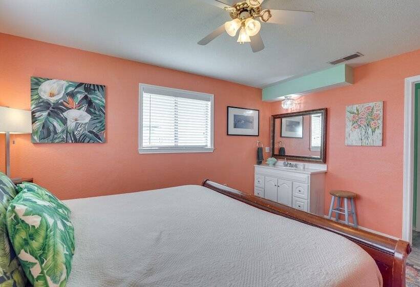 Walk To Gulf: Surfside Beach Home W/ Deck