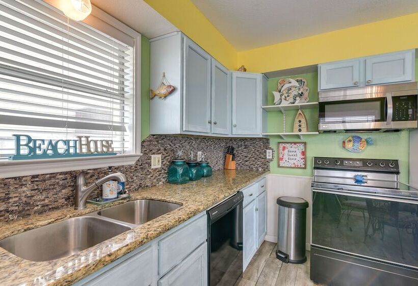 Walk To Gulf: Surfside Beach Home W/ Deck