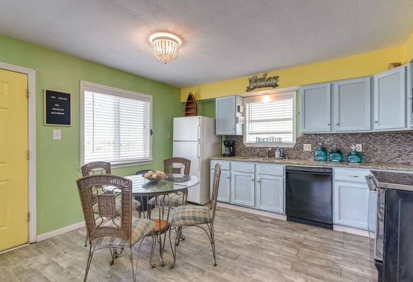 Walk To Gulf: Surfside Beach Home W/ Deck