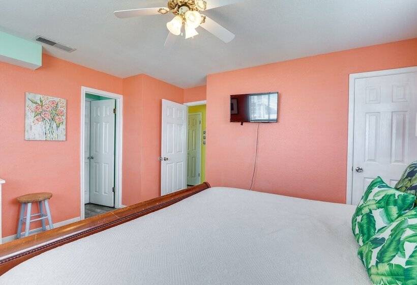 Walk To Gulf: Surfside Beach Home W/ Deck