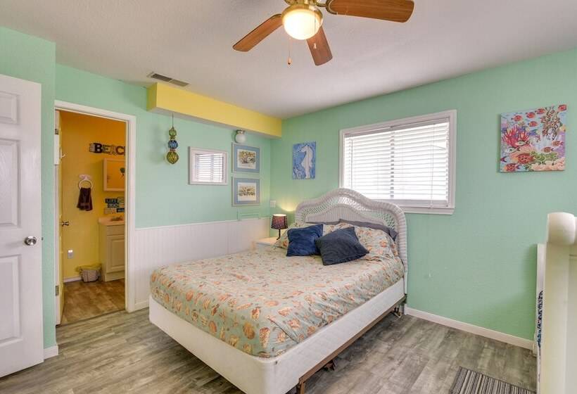 Walk To Gulf: Surfside Beach Home W/ Deck