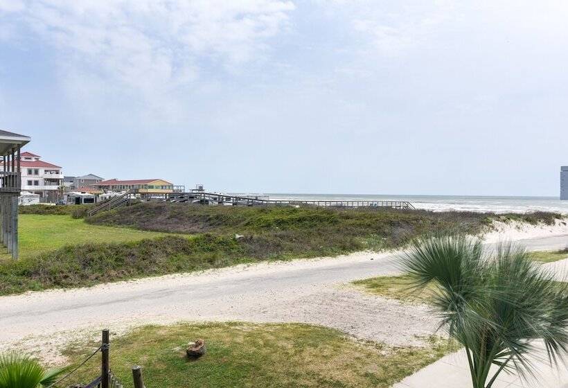 Walk To Gulf: Surfside Beach Home W/ Deck