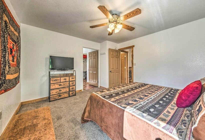 Tall Pines Treehouse  W/ Deck & Hot Tub!