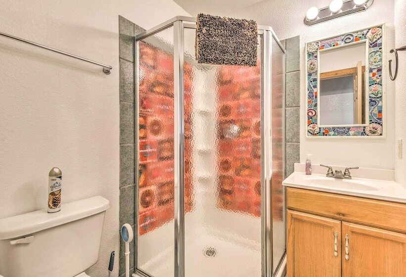 Tall Pines Treehouse  W/ Deck & Hot Tub!