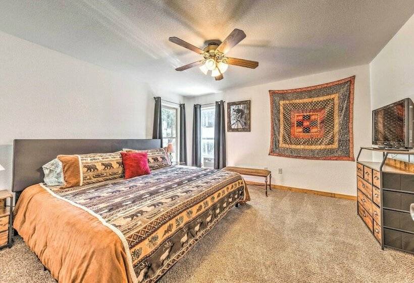 Tall Pines Treehouse  W/ Deck & Hot Tub!