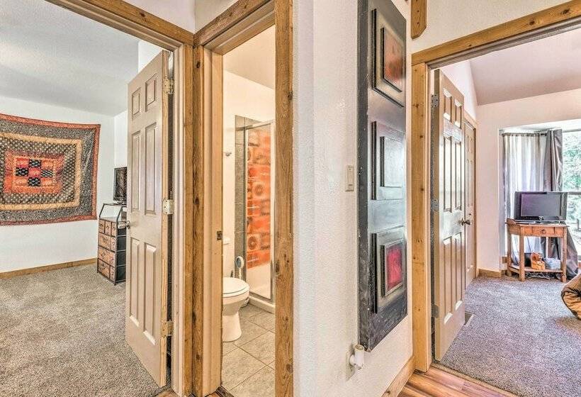 Tall Pines Treehouse  W/ Deck & Hot Tub!