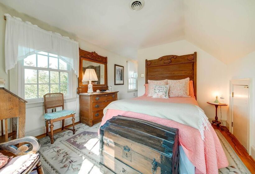 Terre Haute Manor Farmhouse W/ Gardens & Deck!