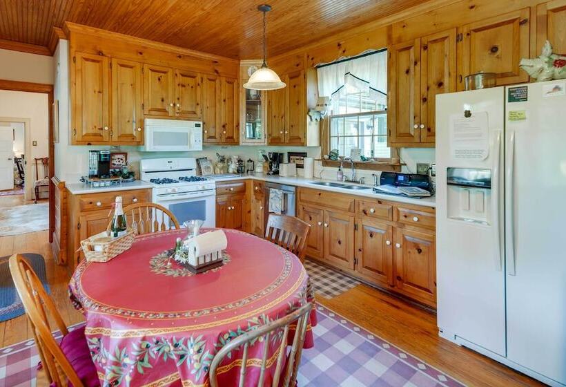 Terre Haute Manor Farmhouse W/ Gardens & Deck!