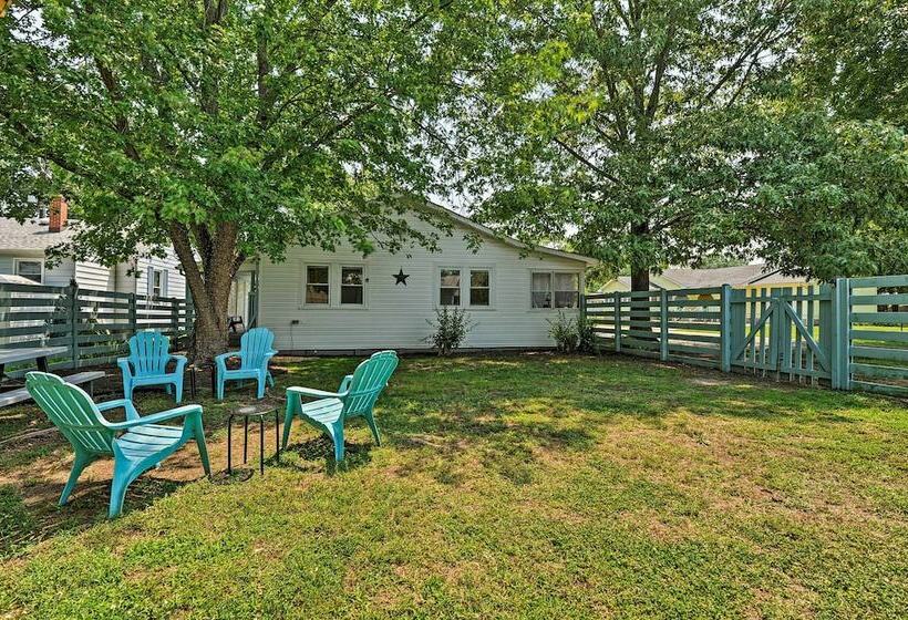 The Blue Crab Cottage    3 Blocks From The Beach!