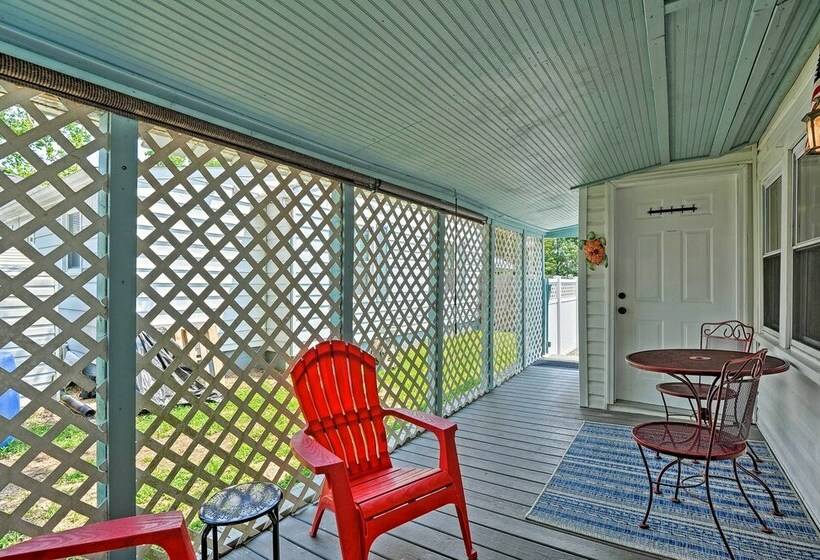 The Blue Crab Cottage    3 Blocks From The Beach!