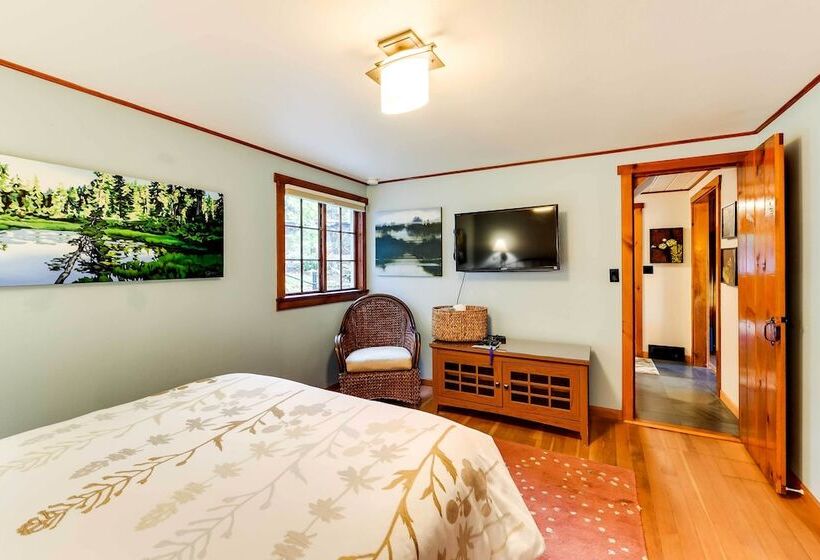 The Nest  Gorgeous Waterfront La Conner Getaway!