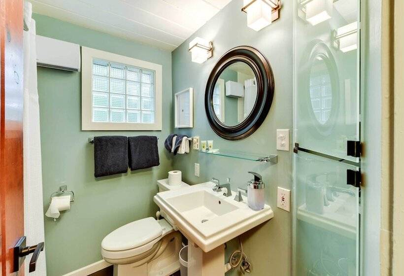 The Nest  Gorgeous Waterfront La Conner Getaway!