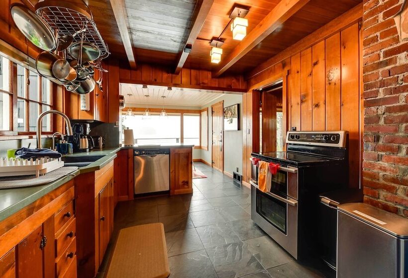 The Nest Gorgeous Waterfront La Conner Getaway!