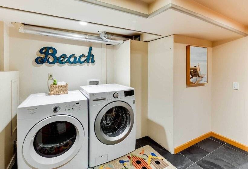 The Nest  Gorgeous Waterfront La Conner Getaway!