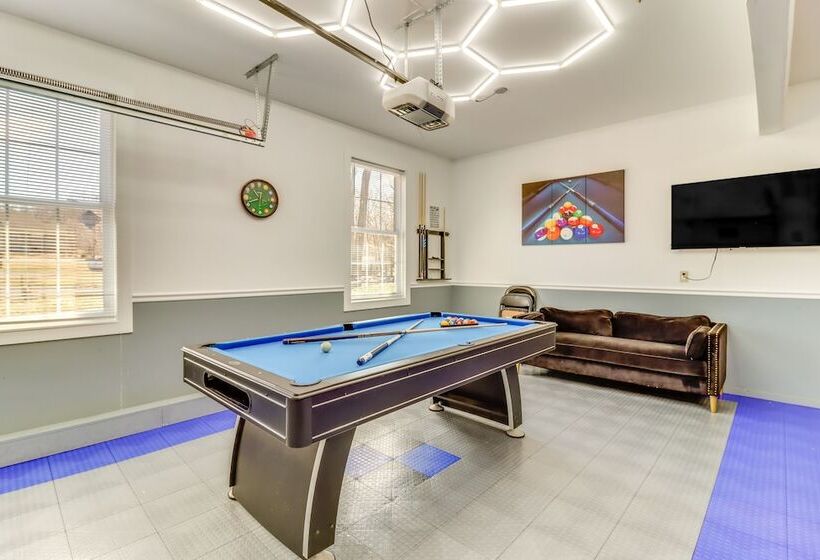 Hot Tub & Fire Pit: Family Home In Tobyhanna