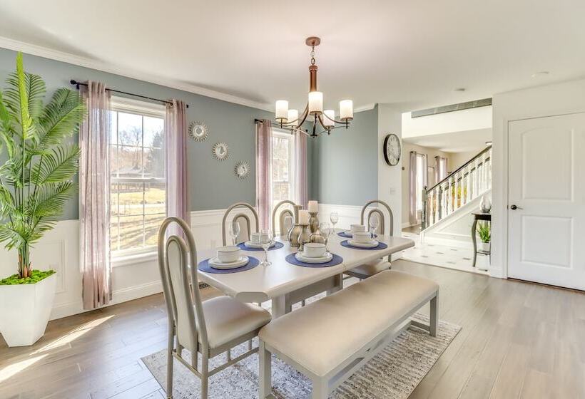 Hot Tub & Fire Pit: Family Home In Tobyhanna