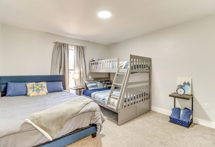 Hot Tub & Fire Pit: Family Home In Tobyhanna