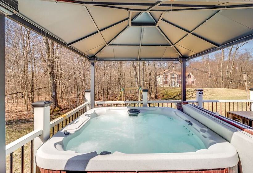 Hot Tub & Fire Pit: Family Home In Tobyhanna
