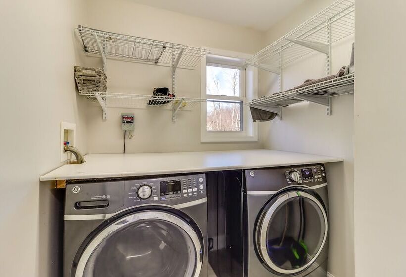 Hot Tub & Fire Pit: Family Home In Tobyhanna