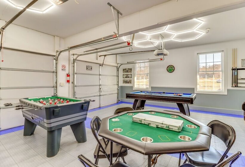 Hot Tub & Fire Pit: Family Home In Tobyhanna